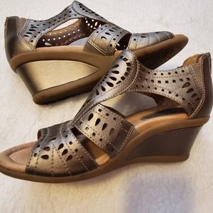 Earth Leathet sandals Sz 9 EUC Crown Platinum